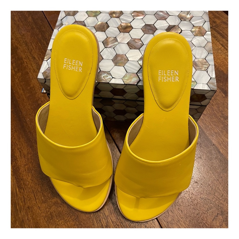 Eileen Fisher Edge Leather Thong Slide Sandals in Butter Yellow 7.5 - Picture 3 of 12